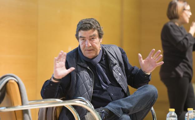 Emilio Calatayud: «Un chaval me ha pedido que lo encierre con un rap: 'Echar narices, echar raíces, caminar sin dejar cicatrices…'»