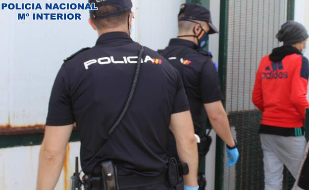 En prisión un hombre condenado y expulsado del país tras ser identificado al llegar en patera a Almería