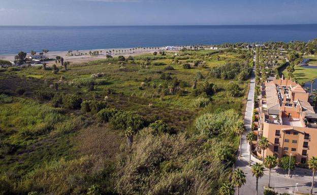 Motril pacta con los promotores de la marina hacer un vial que una las urbanizaciones de Playa Granada y Playa de Poniente