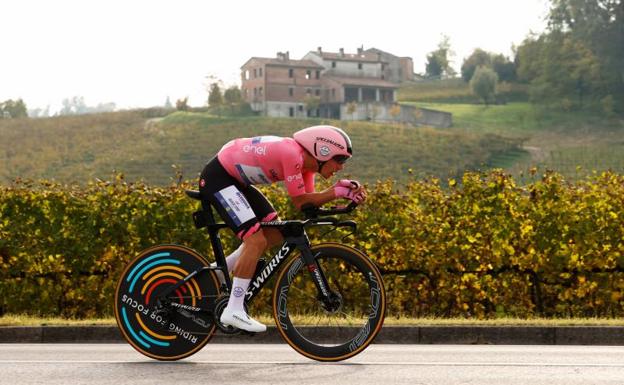 Ganna se lleva la crono y Almeida consolida la maglia rosa