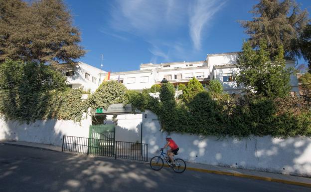 El Ayuntamiento de Almería traslada a Víznar a 15 migrantes llegados en patera tras un positivo