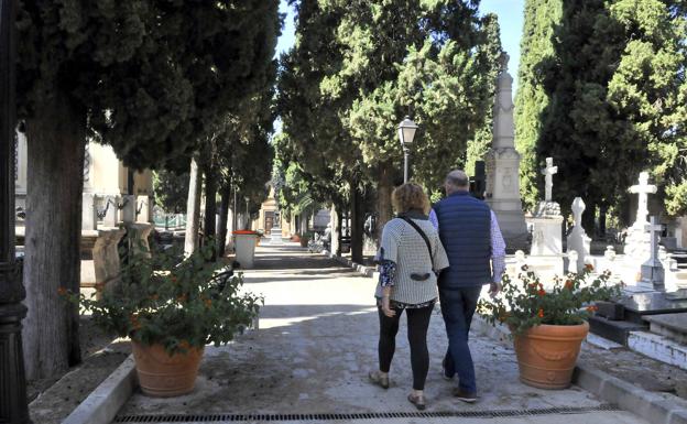 Horario ampliado desde el jueves para las visitas a los cementerios de Linares