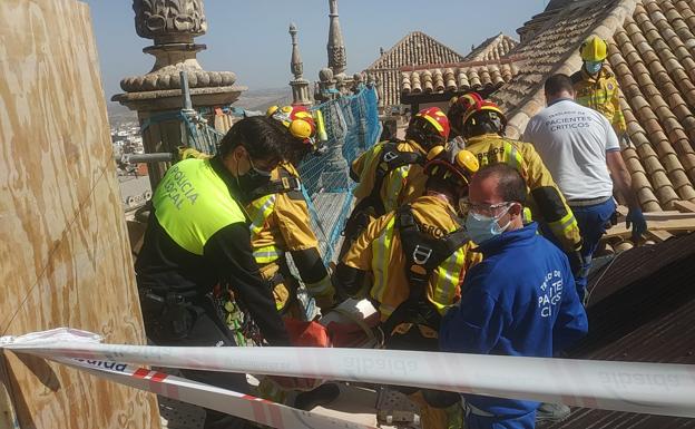Herido un obrero de la Catedral de Jaén al precipitarse de una altura de más de cuatro metros