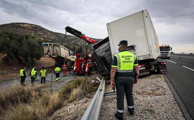 Un choque entre dos camiones en la A-44 obligó al cierre de un carril en sentido Motril