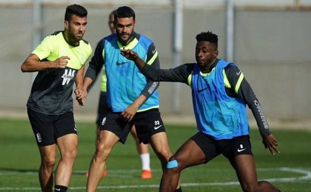 El Granada prepara su visita al PSV con 16 jugadores de campo