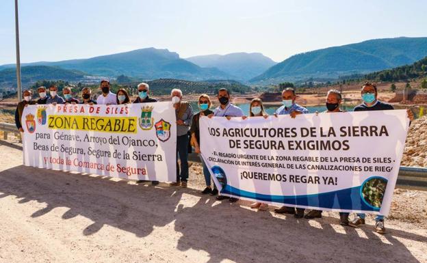 Concentración ante la presa de Siles, construida hace cinco años y sin poder usar su agua aún