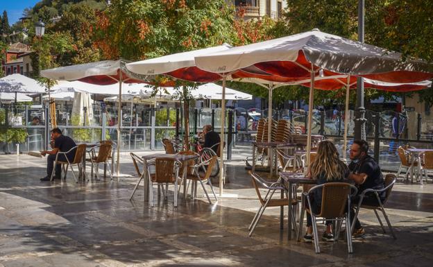 Granada limita todas las celebraciones a treinta personas, sentadas y hasta las diez