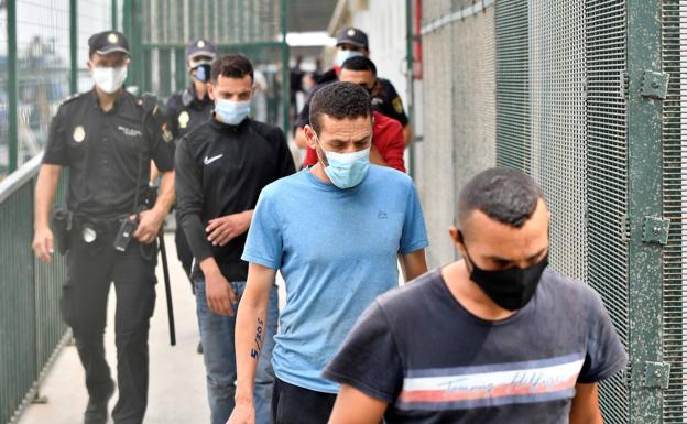 Tan solo uno de los 228 inmigrantes llegados en patera a Almería este fin de semana ha dado positivo en Covid