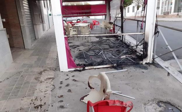 Lanzan un cóctel molotov contra una terraza de una cafetería de la localidad granadina de Iznalloz