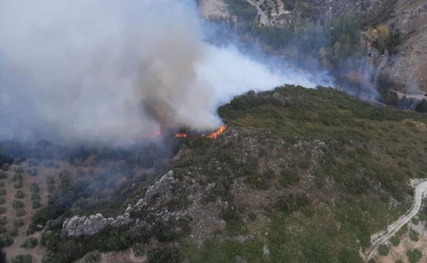 Dos helicópteros se suman a las labores para sofocar el incendio forestal de Castillo de Locubín