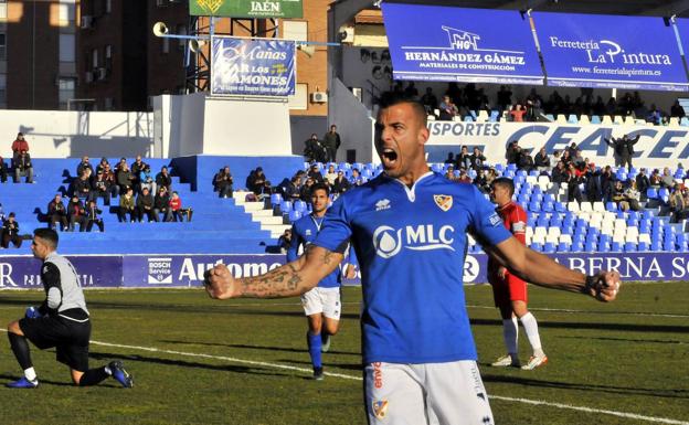 Chendo: «He cumplido uno de mis sueños debutando en Segunda B con el Linares»