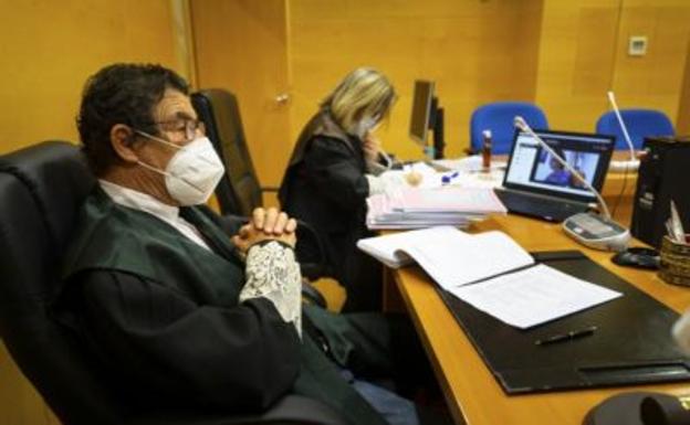 Emilio Calatayud juzga por teléfono a un joven de Granada que estaba en el paritorio para ver nacer a su hijo