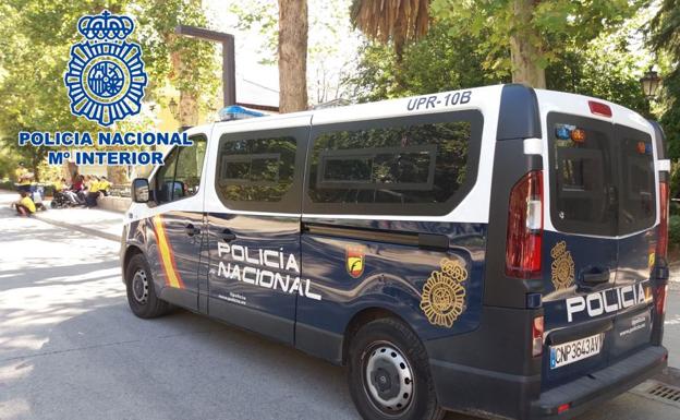 Detenidos tres ladrones de bolsos en restaurantes de Granada cuando viajaban en coche en sentido contrario