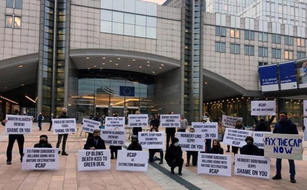 La UE cierra tras más dos años de negociaciones un acuerdo «histórico» para reformar la PAC