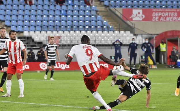 La ansiedad pone el partido cuesta arriba para un Almería que reacciona para no perder
