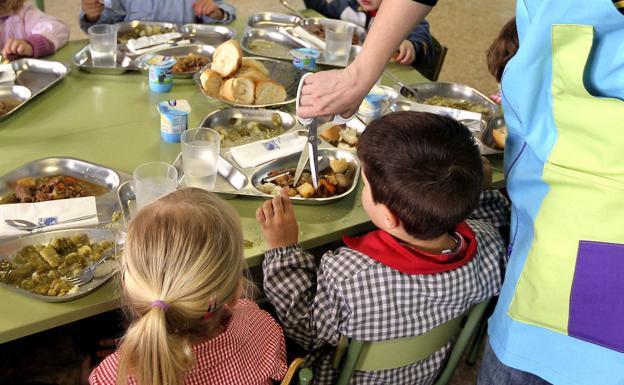 La Junta anuncia el regreso del comedor en 11 de los colegios sin servicio «en poco más de una semana» y 40, sin solución