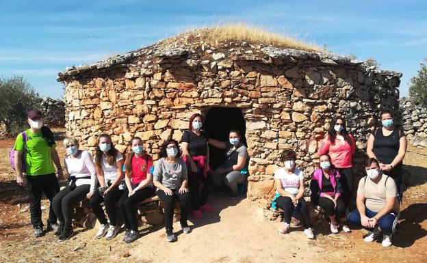 Una ruta turística muestra la piedra seca de Sorihuela del Guadalimar