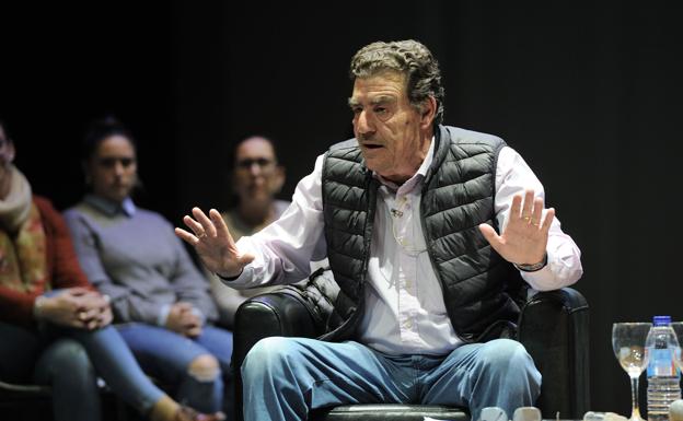 Emilio Calatayud: «Te dicen todo el rato que la situación de la pandemia es alarmante y luego dejan las soluciones para mañana… o pasado»