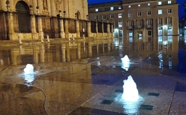 Prueban las fuentes de la plaza de Santa María y continúa su arreglo