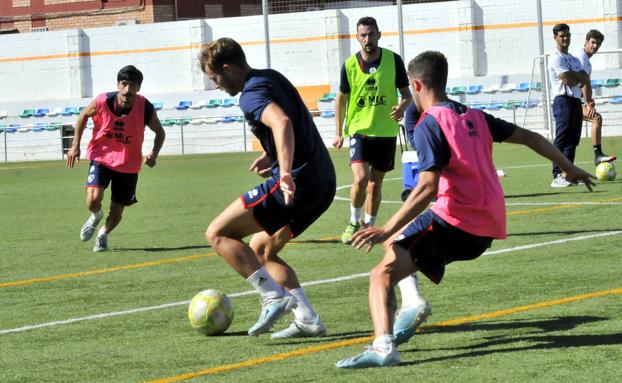 El filial del Granada jugará su primer partido de la temporada este domingo en Linarejos
