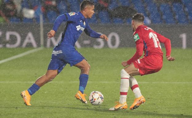 Proponen una sanción para el 'Cucho' Hernández por sus quejas sobre el VAR