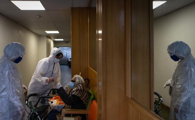 Los brotes de Covid vuelven a castigar las residencias de mayores y suman tres más