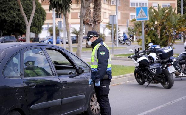 Motril blinda Playa Granada en el puente para evitar el 'éxodo' de granadinos confinados