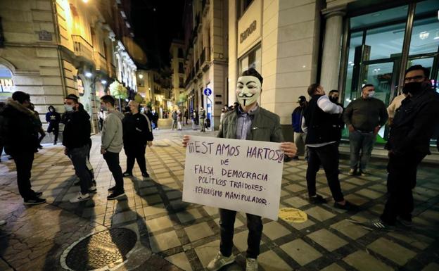 Medio centenar de personas se concentran en Puerta Real contra las restricciones