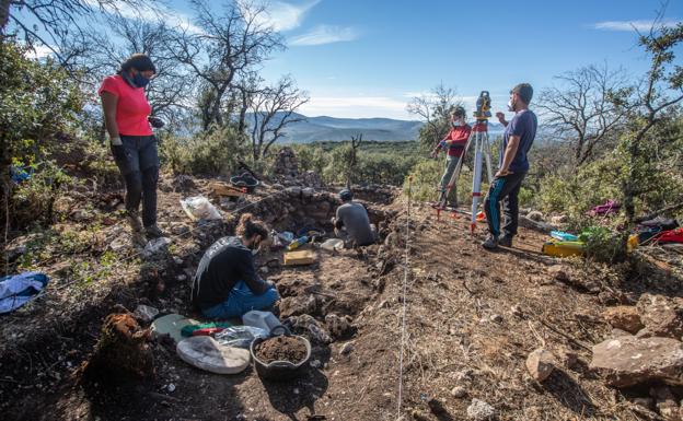 Descubren un impresionante poblado de hace 4.500 años rodeado por tres murallas en la provincia de Granada