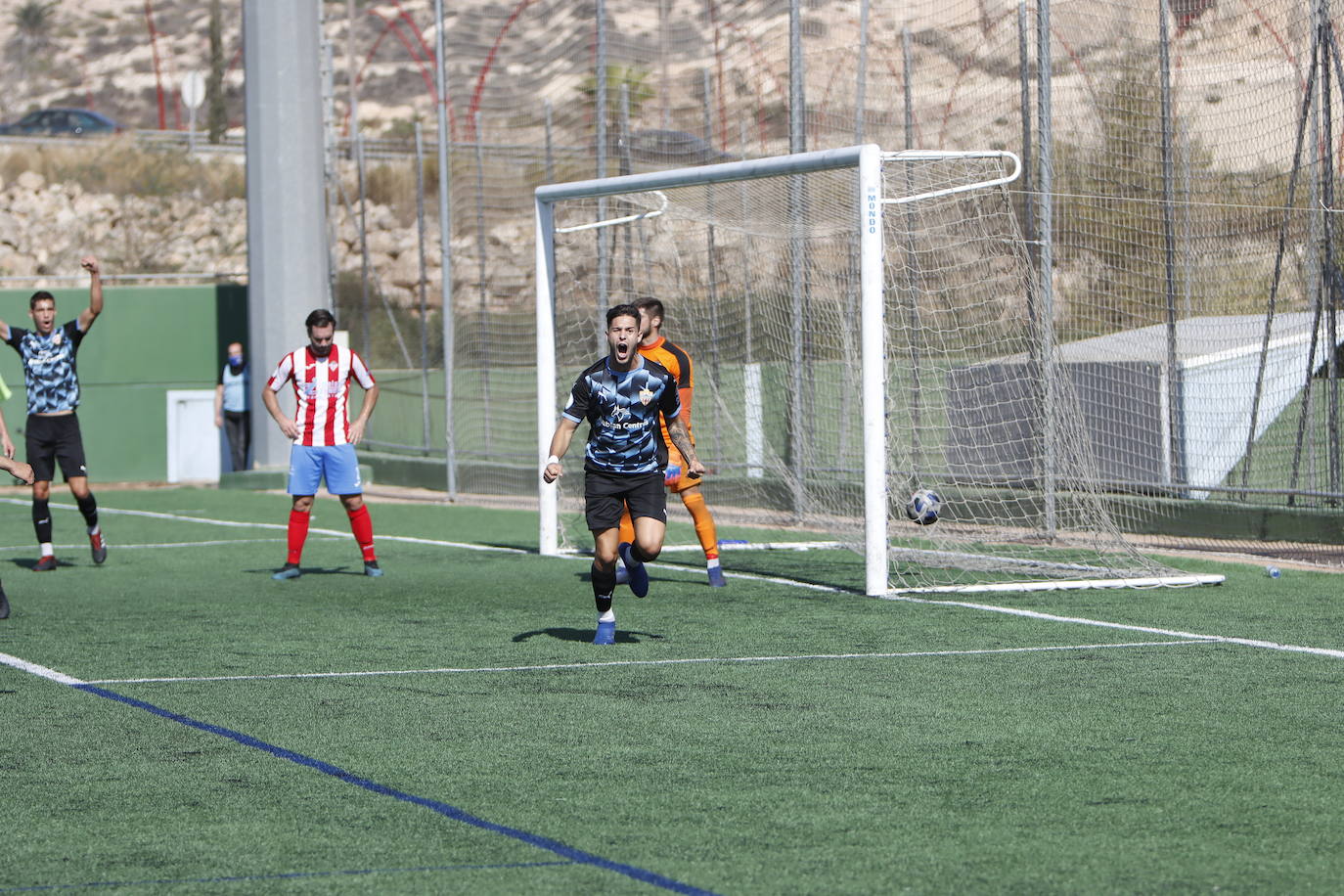 El Almería B gana al Poli Almería cuando 'más valen' los puntos