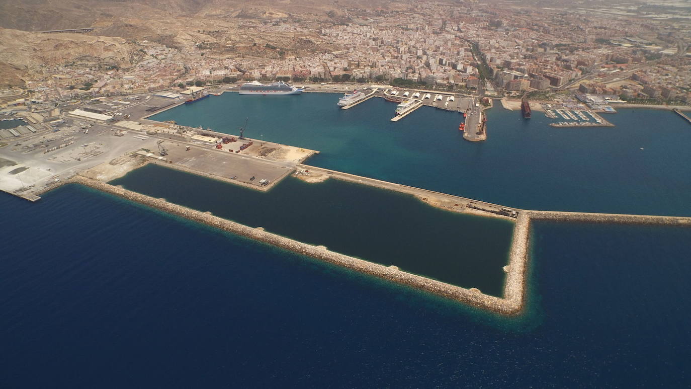 Cuatro empresas optan a redactar el plan para ampliar Muelle de Levante y recuperar las Almadrabillas en Almería