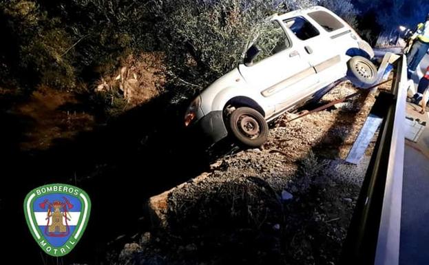 Rescatan a un conductor atrapado tras salirse de la carretera en Los Guajares