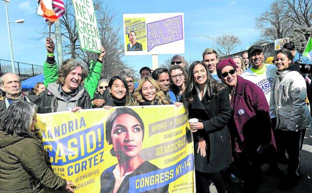 De campaña con Ocasio-Cortez, el icono demócrata