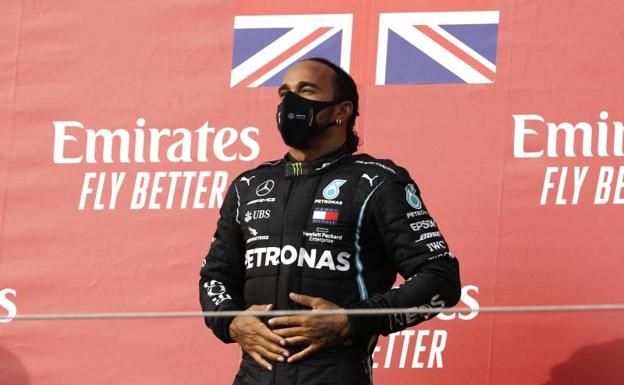 Hamilton se marca 'un Cristiano Ronaldo' en plena fiesta de Mercedes