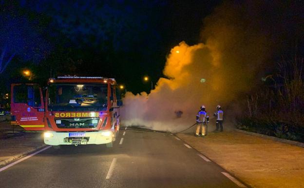 Queman varios contenedores en Salobreña