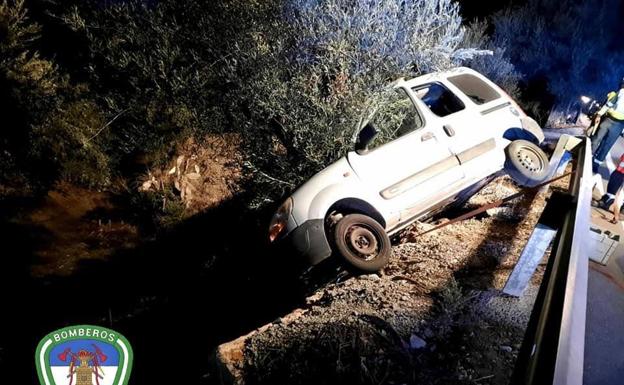 Bomberos de Motril rescatan a un vehículo tras un accidente en los Guájares