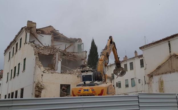 Comienzan los trabajos de demolición del antiguo cuartel de la Guardia Civil de Huelma