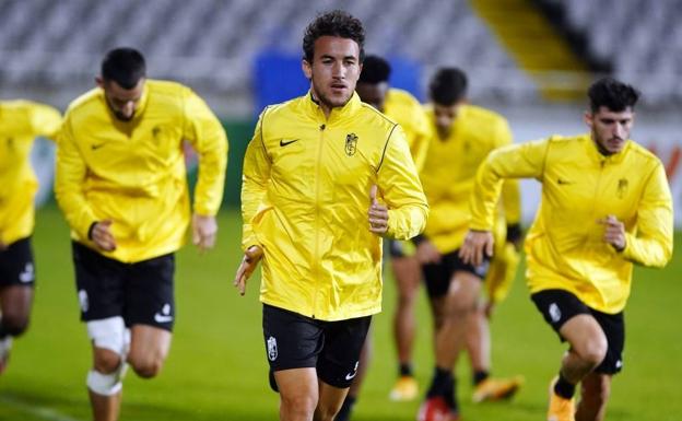 El Granada entrena en Nicosia con Foulquier sin aparentes problemas