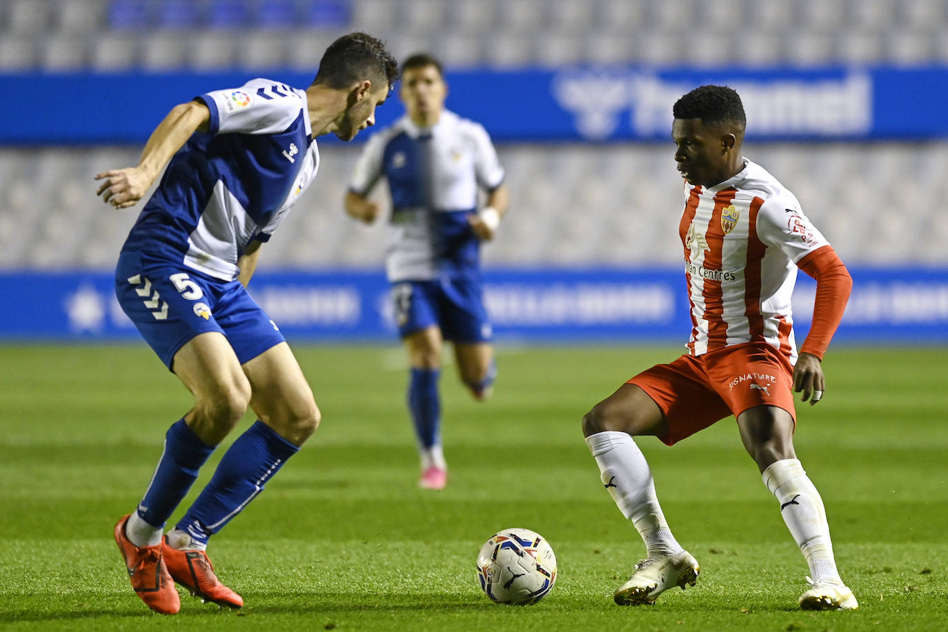 Ramazani estrena su titularidad en el Almería con una actuación para recordar