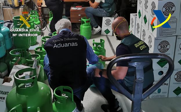 Una banda criminal que traficaba con gases fluorados almacenaba 1.000 bombonas en una nave clandestina de Atarfe