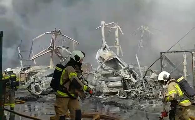 Un incendio en el desguace del Suspiro del Moro calcina buena parte de los coches apilados