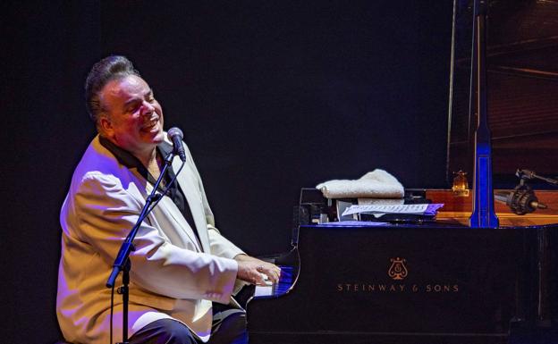 Mike Sánchez deleita con su dominio de la música de raíz en Almería