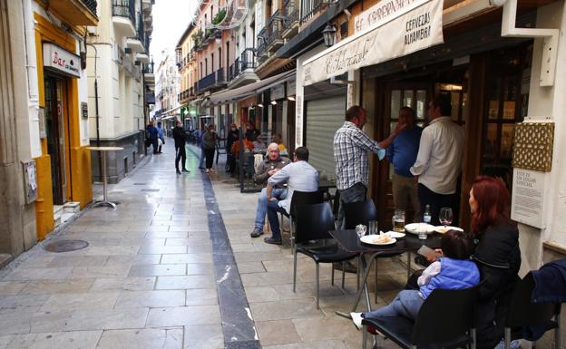 Los bares cierran en Granada y los colegios siguen abiertos