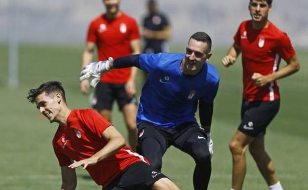 Joao y Torrente juegan con el filial pese a no poder hacerlo en Liga por viajar a Chipre