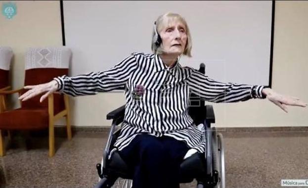 Una asociación granadina homenajea con este vídeo a una bailarina con alzheimer que «baila» 'El Lago de los Cisnes'