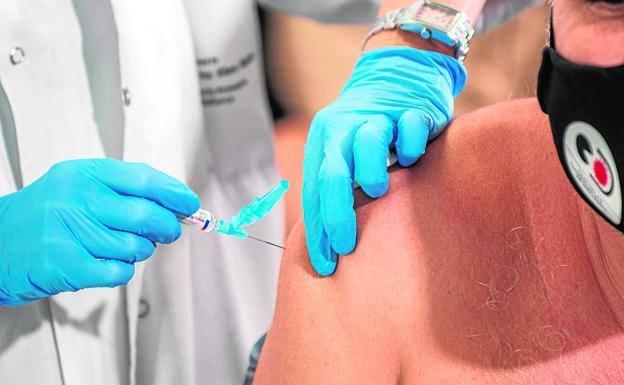 El experto español que asesoró a Obama advierte del «problema» con la vacuna en nuestro país