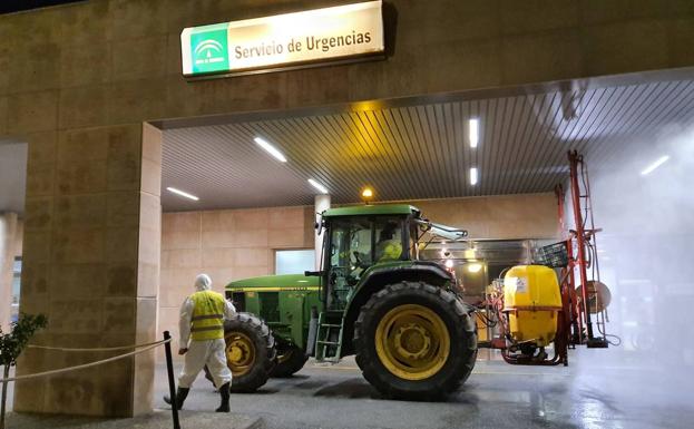 Los tractores de los agricultores vuelven a desinfectar las calles de Motril