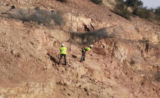 Trabajos para evitar desprendimientos en la A-6300 a su paso por Villarodrigo