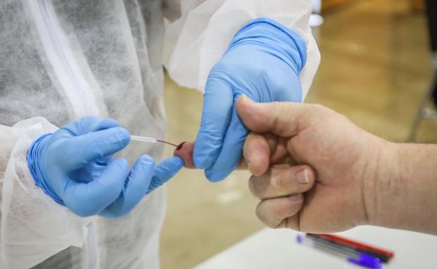 Los granadinos desbordan las clínicas privadas para hacerse test de la Covid-19