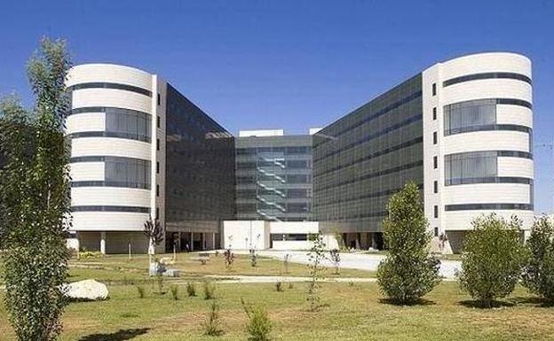 Médicos jubilados se incorporan de forma voluntaria al Hospital San Cecilio de Granada para reforzar el rastreo